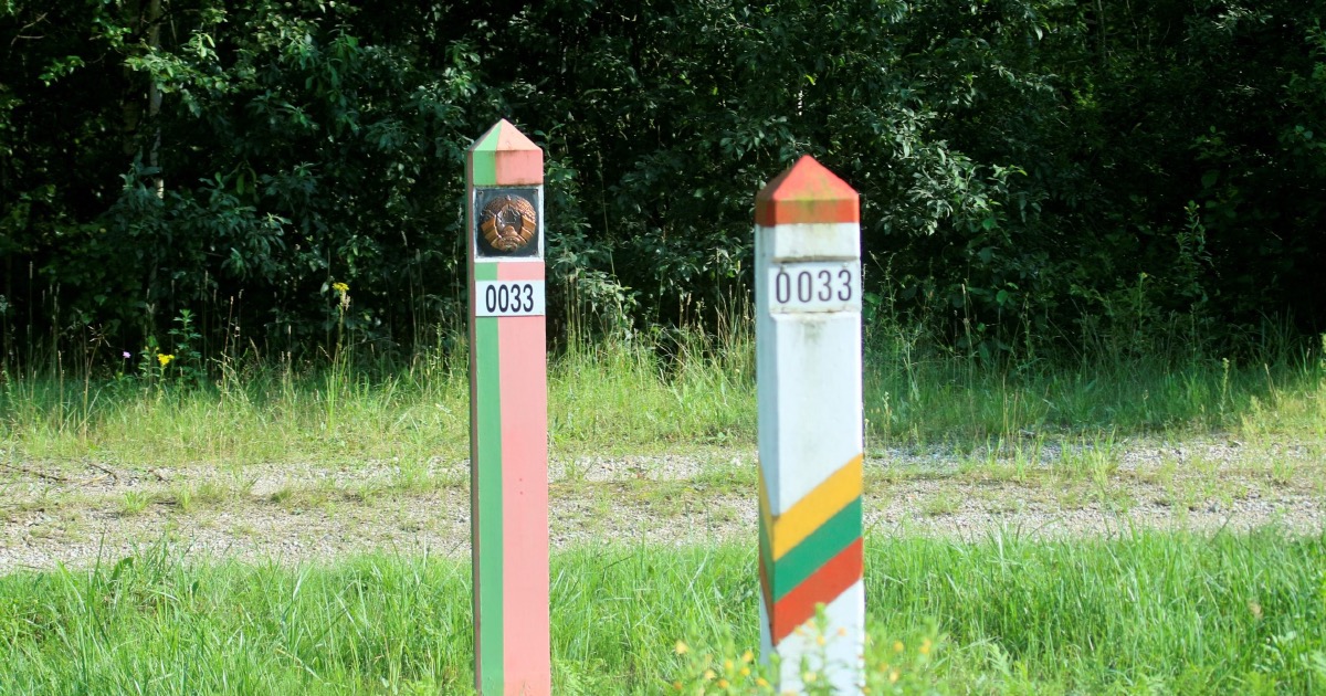 Belarusian border guards help illegal migrants get to Latvia