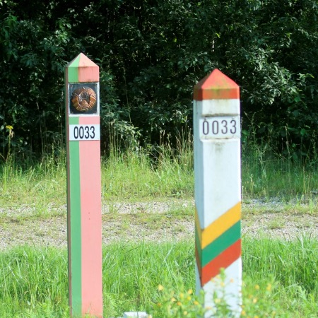 Belarusian border guards help illegal migrants get to Latvia