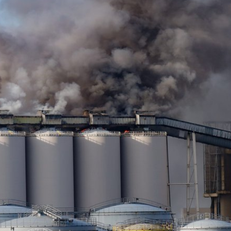 У Ла-Рошелі у Франції спалахнула пожежа в зернових силосах поблизу торгового порту