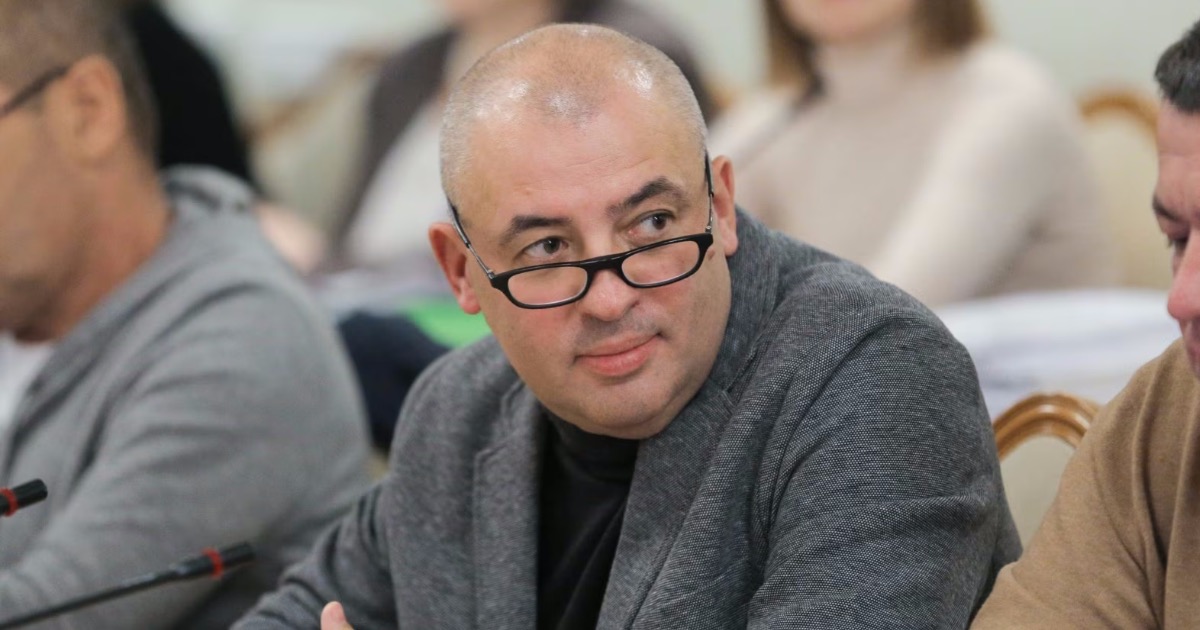 «Схеми»: Член ЦВК Юрій Буглак виїхав з України до повномасштабного вторгнення і з того часу не повертався