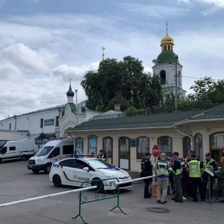 Люди, які забарикадувалися в готелях Києво-Печерської лаври 11 серпня, досі блокують вхід комісії до приміщень