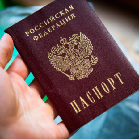 На тимчасово окупованій Луганщині російська влада хоче паспортизувати всіх підлітків до 1 жовтня
