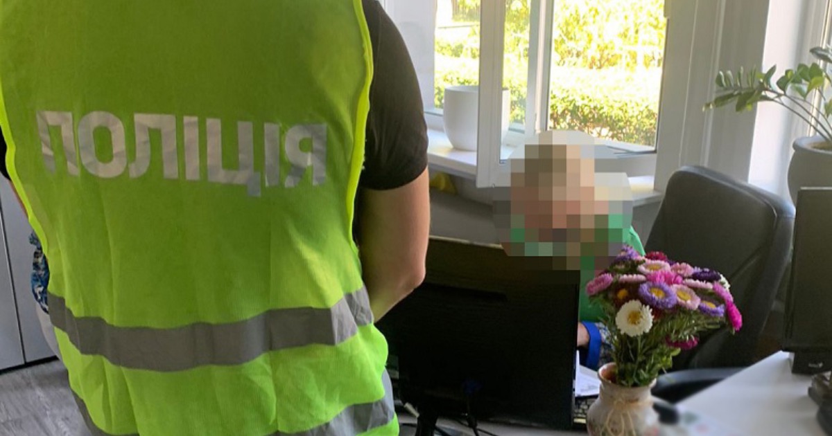 Поліція вручила підозру чиновниці Дніпровської РДА, яка закупляла овочерізки для укриттів