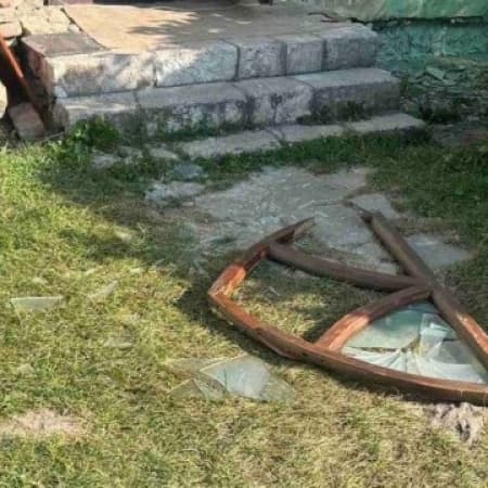 Унаслідок російського обстрілу Хмельниччини 19 серпня заповідник «Межибіж» зазнав пошкоджень