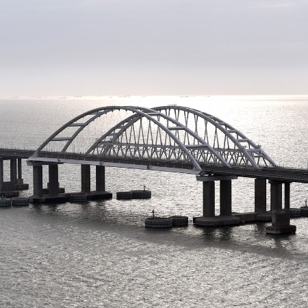 Росія планує затопити шість поромів перед Керченським мостом, аби захистити його