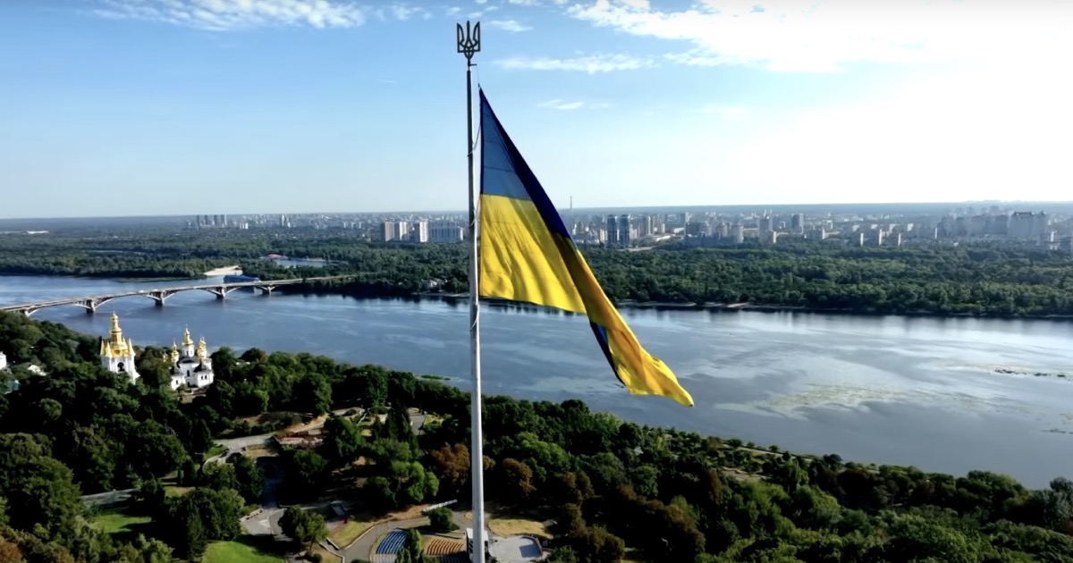 У Києві підняли національний стяг до Дня державного прапора України