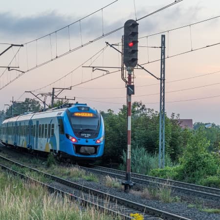 Невідомі спровокували екстрену зупинку потягів у Польщі та увімкнули гімн РФ