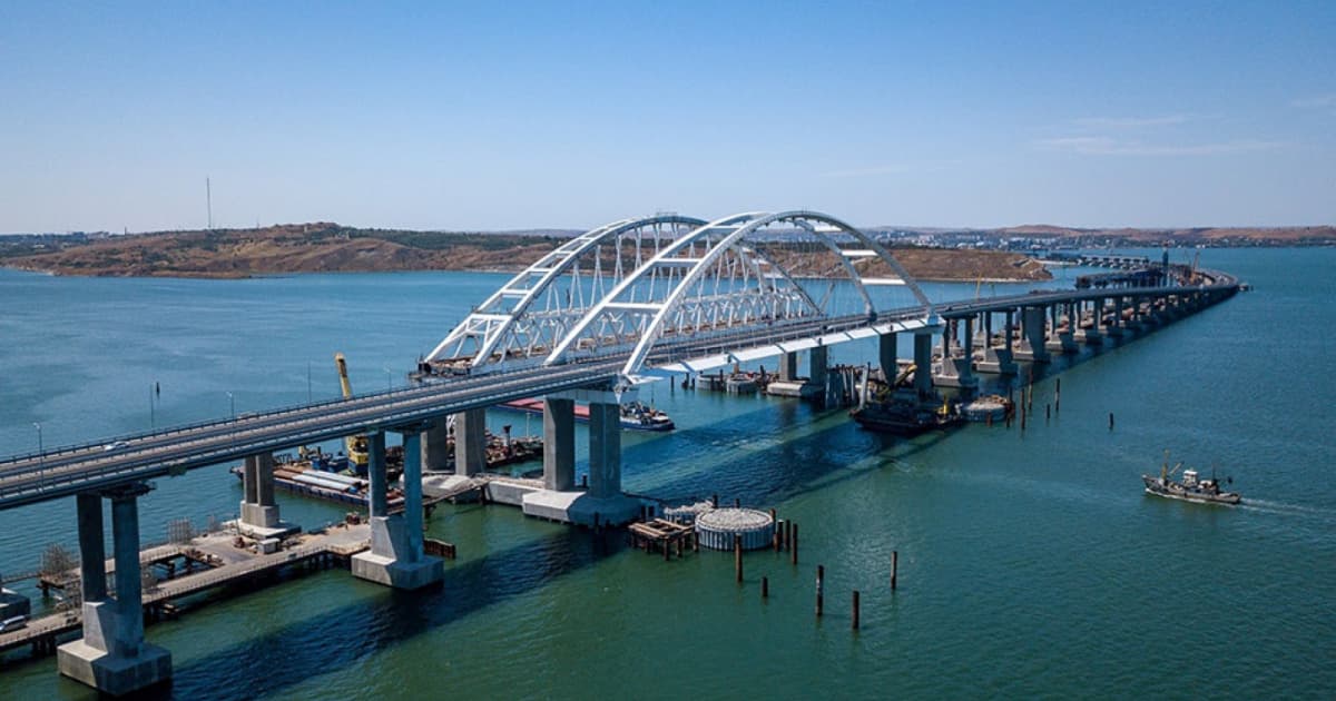 Russians place a barrier of five flooded barges near the Crimean bridge