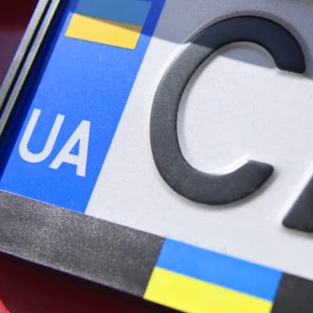 У Німеччині депутат, який малював свастику на авто з українськими номерами, подав у відставку