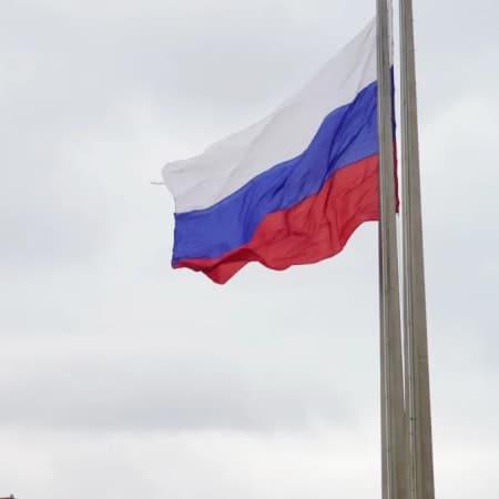 In Mariupol, teenagers take down a flag near a Russian military base