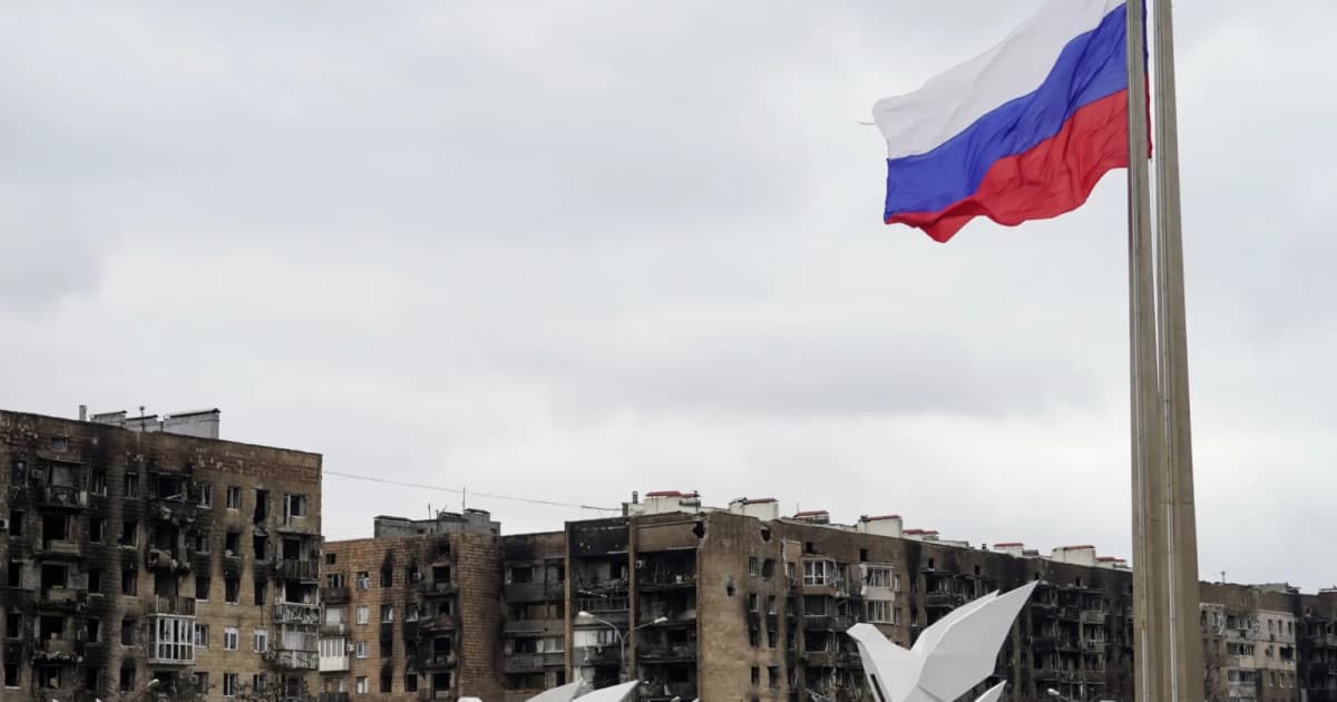 In Mariupol, teenagers take down a flag near a Russian military base