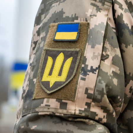 У Камʼянському дівчата напідпитку облаяли військового, який попросив не шуміти під час комендантської години