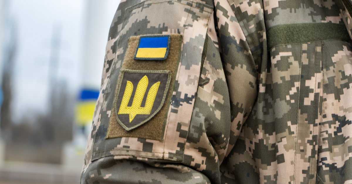 У Камʼянському дівчата напідпитку облаяли військового, який попросив не шуміти під час комендантської години