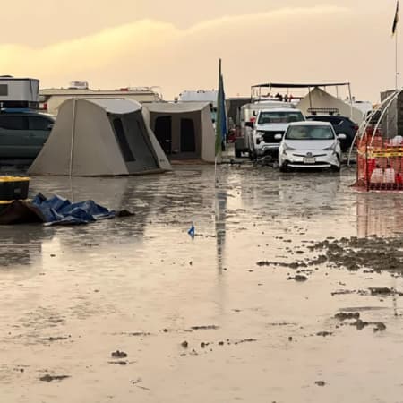 У США через зливу десятки тисяч людей не можуть вибратись з пустелі, де відбувався фестиваль «Burning Man»