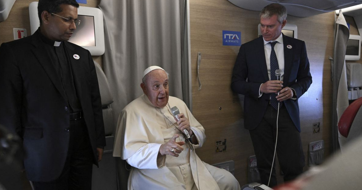 Pope acknowledges his Russia comments were "badly phrased"