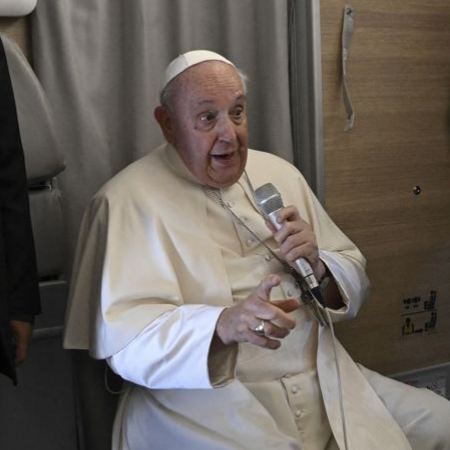 Pope acknowledges his Russia comments were "badly phrased"