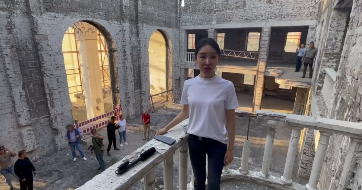 Chinese singer Wang Fang performs the Russian song "Katyusha" on the ruins of the Mariupol Drama Theatre