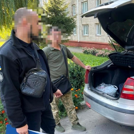 На Рівненщині посадовцю військомату, що постачав наркотики своєму керівництву, повідомили про підозру