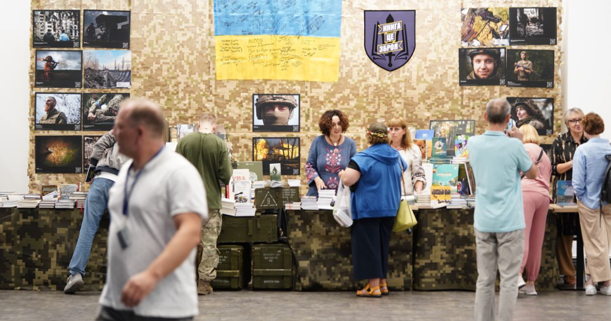 KyivBookFest зібрав понад 800 тисяч гривень на друк статутів та посібників для ЗСУ