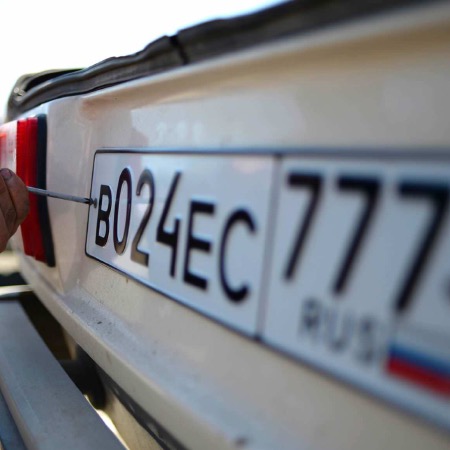 Країни Балтії заборонили вʼїзд для автомобілів з російською реєстрацією