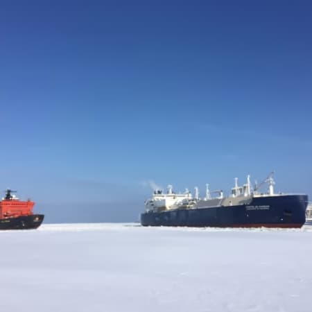 Росія дозволила непідкріпленим нафтовим танкерам пропливати крижаним Північним морським шляхом