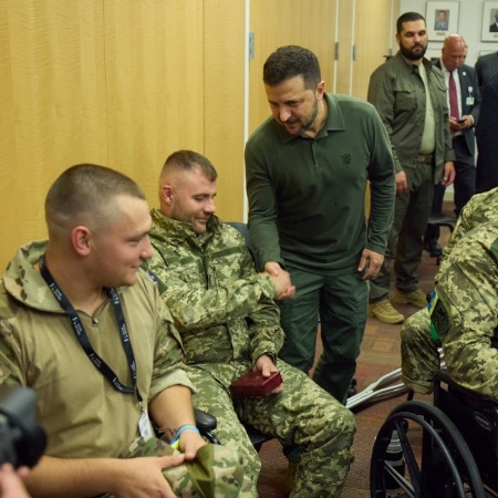 Zelenskyy visits clinic where Ukrainian servicemen are treated in New York