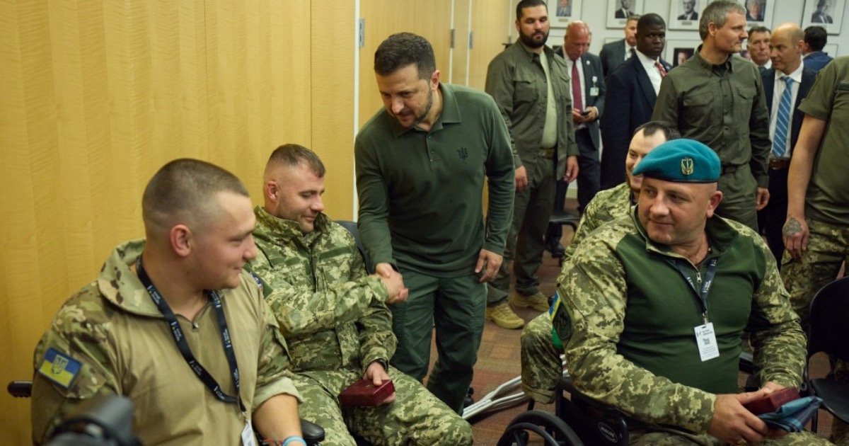 Zelenskyy visits clinic where Ukrainian servicemen are treated in New York