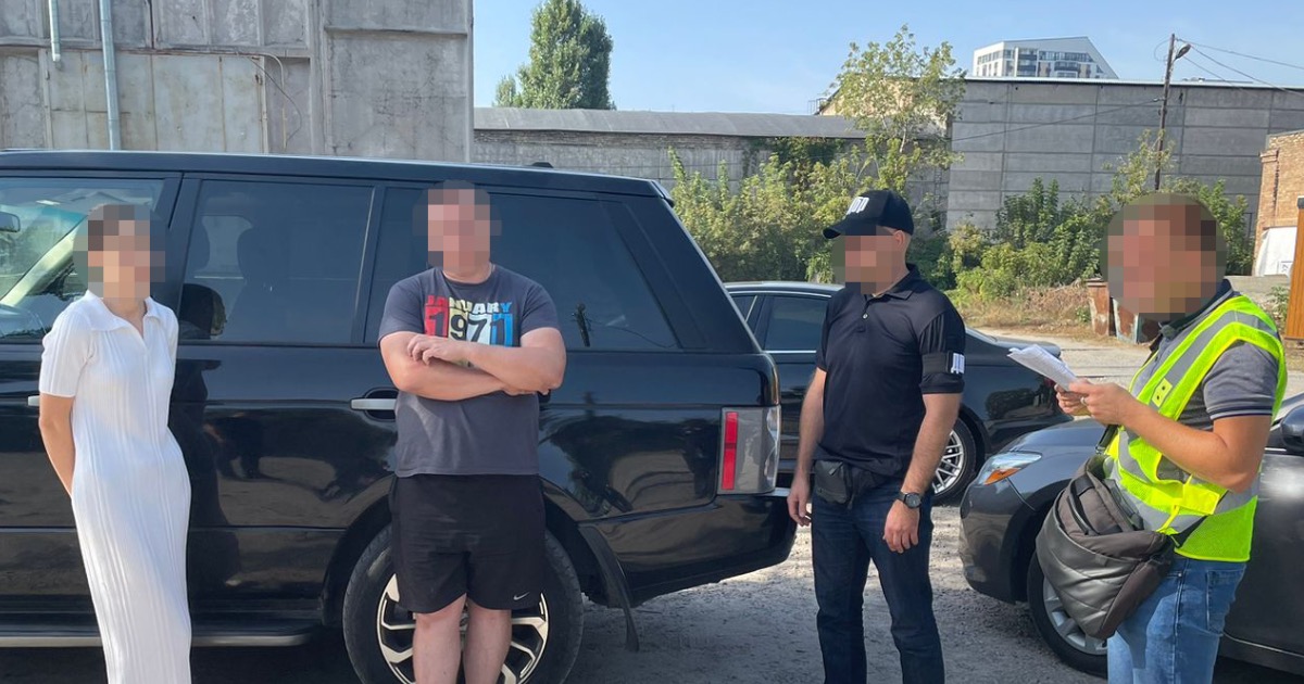 ДБР викрило подружжя, яке продавало військовим безплатно отримані за кордоном автівки