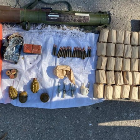 Українські правоохоронці затримали торгівця зброєю та виявили схрон із вибухівкою у Запоріжжі