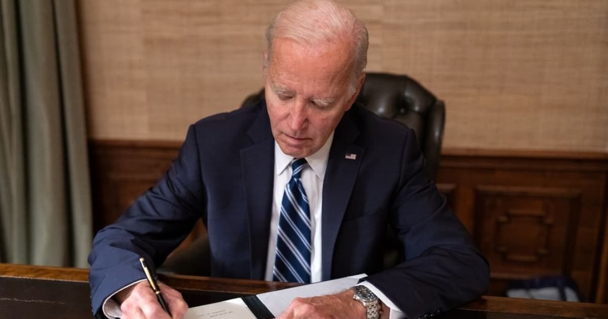 Joe Biden signs the bill on the temporary budget