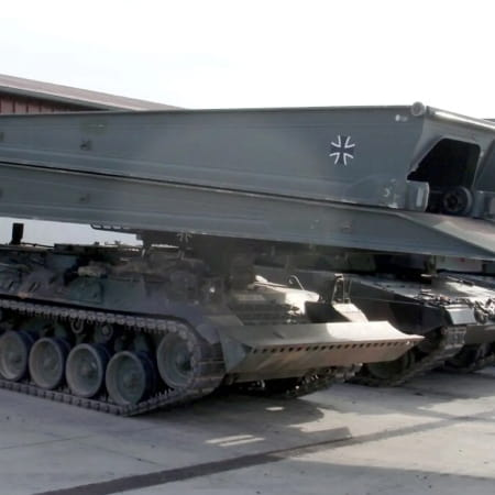 Німеччина готується передати Україні 16 броньованих мостових танків