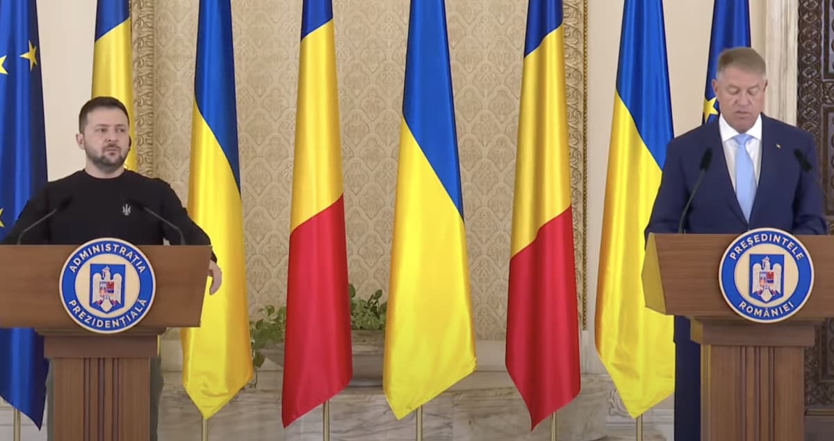 Volodymyr Zelenskyy and Klaus Iohannis sign a statement on strategic partnership between Ukraine and Romania