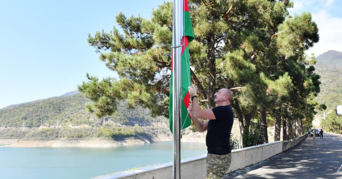 Президент Азербайджану підняв державні прапори у містах Нагірного Карабаху