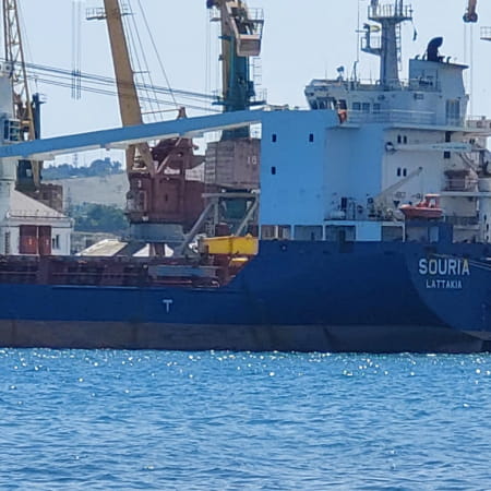 У торговому порту Феодосії росіяни завантажують зерном сирійське судно