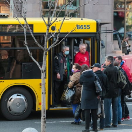 Сплачувати вдруге за проїзд київським громадським транспортом після завершення повітряної тривоги не потрібно — КМДА