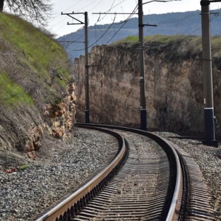 Малоймовірно, що залізничні шляхи, які сполучають Херсон із Кримом, будуть функціонувати опісля удару ЗСУ по російському потягу з боєприпасами