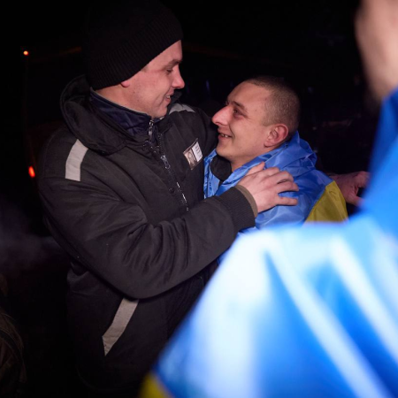 Ukraine releases one hundred servicemen from Russian captivity