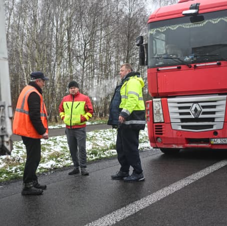 Polish farmers protesting on the border with Ukraine dumped grain from Ukrainian trucks