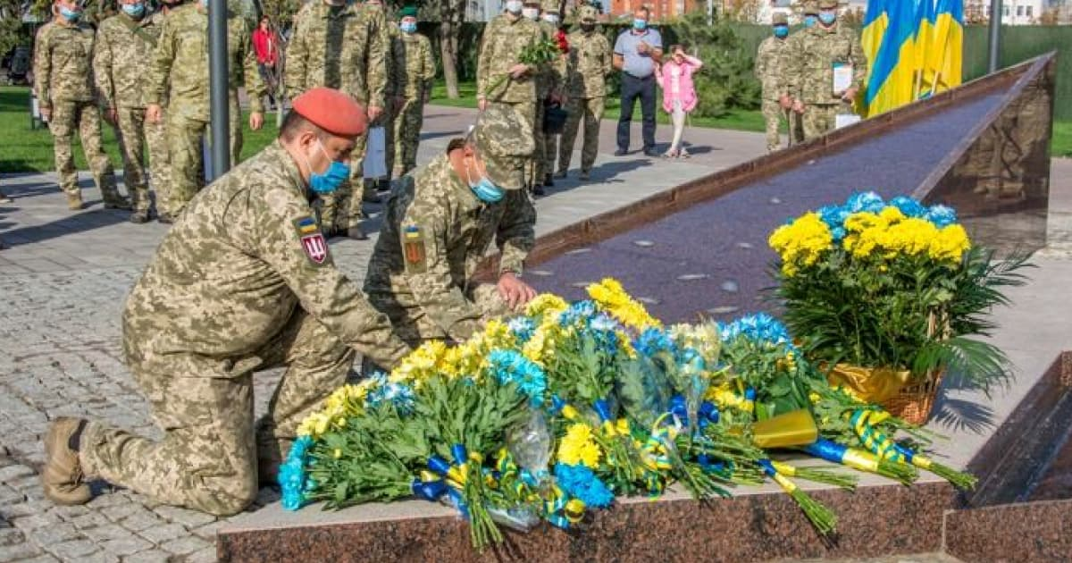 In Mariupol, the Russians are dismantling a memorial to Mariupol soldiers who died defending Ukraine