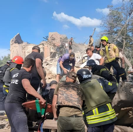 У Кривому Розі дев'ятеро людей загинули внаслідок ракетного удару. Росія обстріляла дев'ять областей України за 12 червня