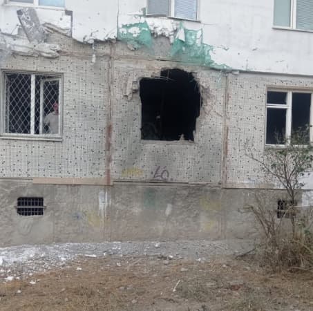 Росія обстріляла житлові будинки у Херсоні. Поранення отримав чоловік