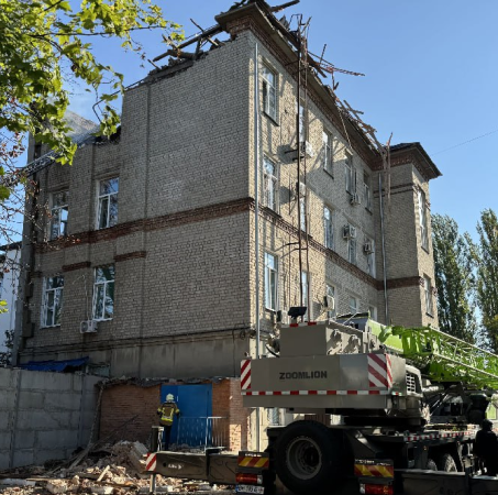 Через подвійний удар по медзакладу в Сумах загинули девʼятеро людей, серед них один поліціянт