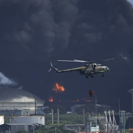 На Кубі блискавка влучила у резервуар з нафтою, внаслідок чого сталася масштабна пожежа