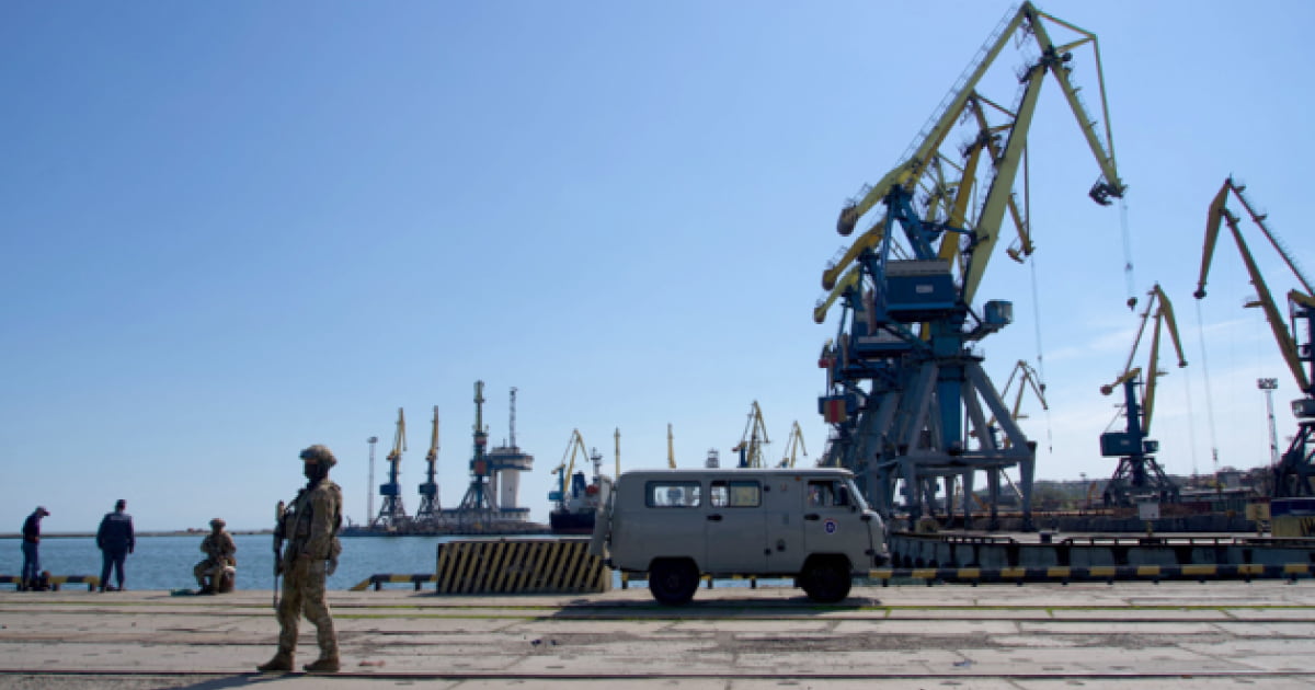 У Маріуполі росіяни намагаються відновити сполучення порту із Волновахою і використовувати його у військових цілях