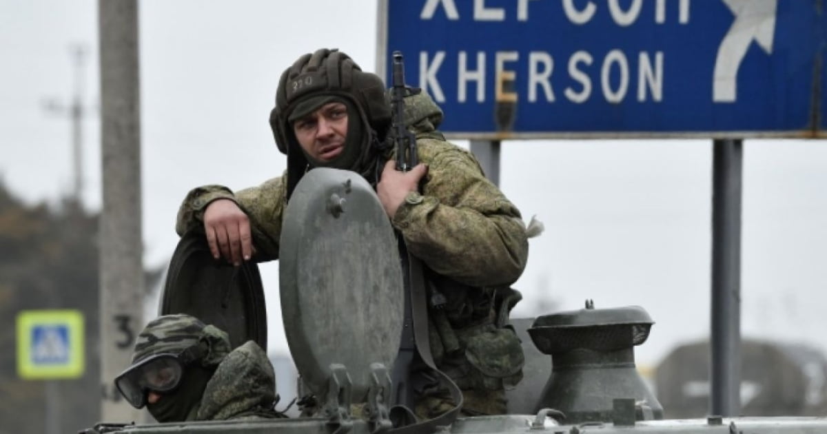 На Херсонщині військові РФ прикривають свій рух цивільним транспортом