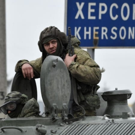 На Херсонщині військові РФ прикривають свій рух цивільним транспортом