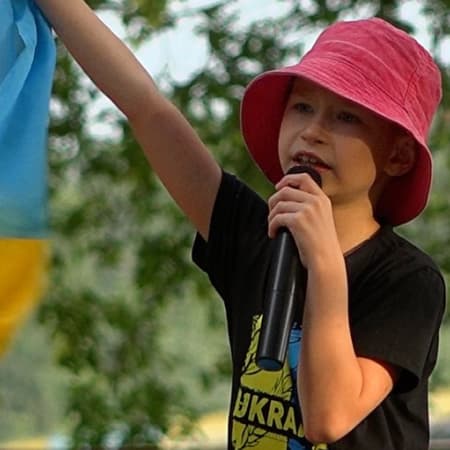 8-річний хлопчик із Чернігова, співаючи українські пісні, зібрав 64 тисячі гривень на ЗСУ