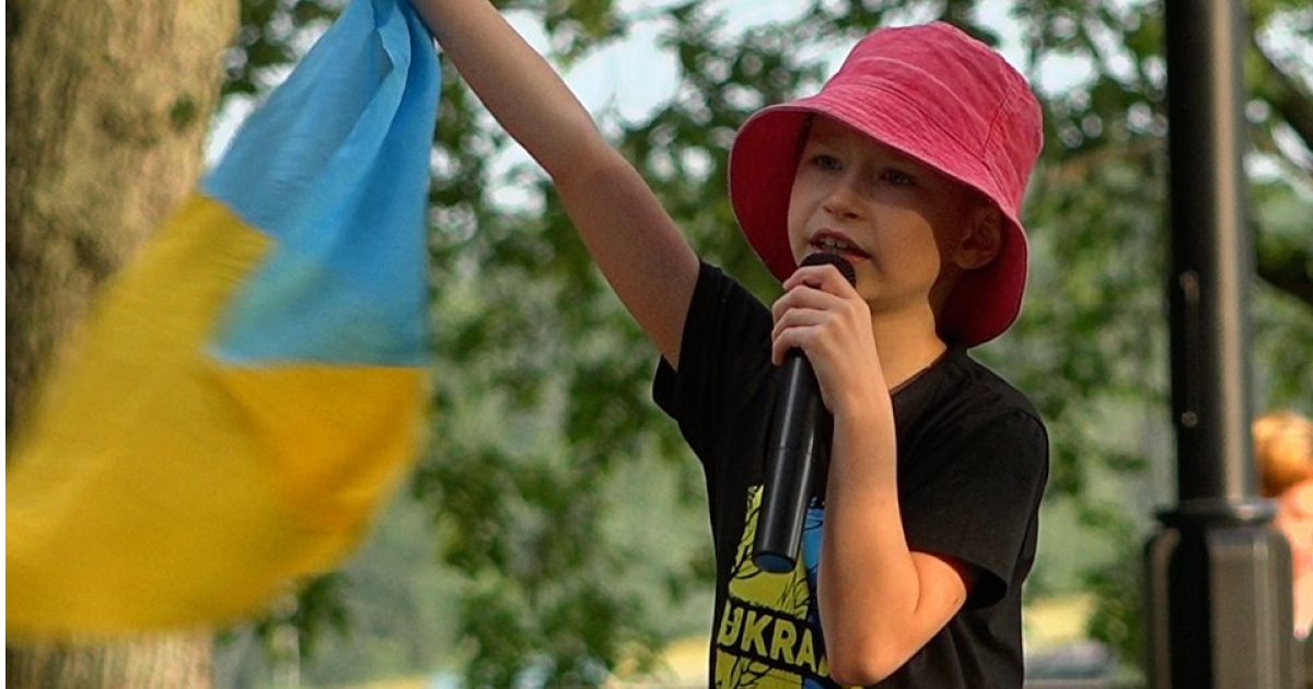 8-річний хлопчик із Чернігова, співаючи українські пісні, зібрав 64 тисячі гривень на ЗСУ