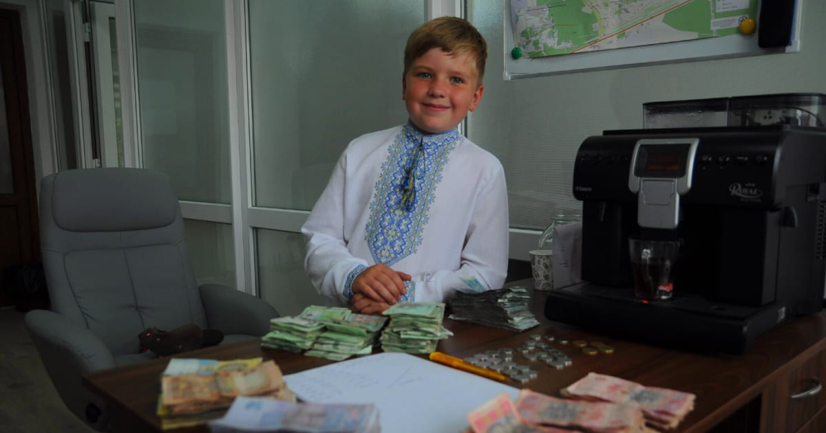 8-річний хлопчик із Львівщини зібрав понад 70 тисяч гривень на ЗСУ, співаючи українські пісні