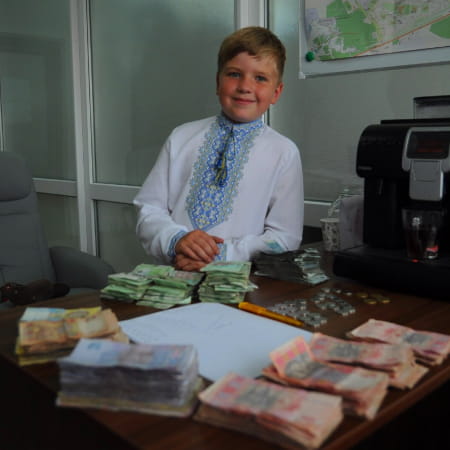 8-річний хлопчик із Львівщини зібрав понад 70 тисяч гривень на ЗСУ, співаючи українські пісні